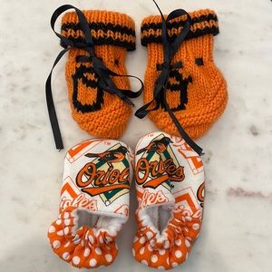 Baltimore Oriole baby booties 2 pairs